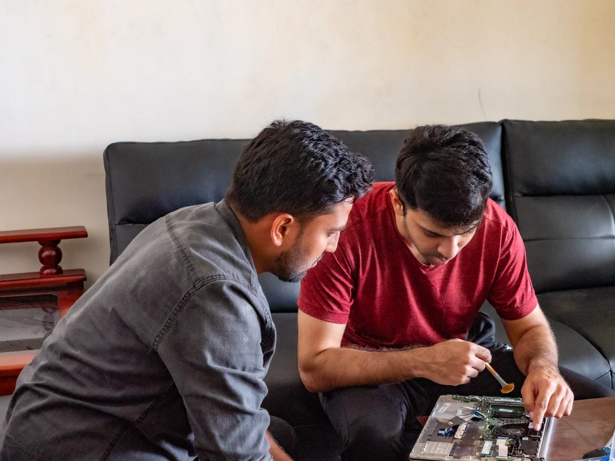 Explaining hardware issue to the customer at Customic